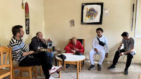 Algunes de les persones que viuen als blocs de l'antiga Caserna de la Guàrdia Civil de Sabadell, reunits al menjador d'un dels pisos Algunes de les persones que viuen als blocs de l'antiga Caserna de la Guàrdia Civil de Sabadell, reunits al menjador d'un dels pisos