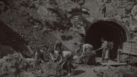 Foto de prisioneros republicanos realizando tareas mineras en Gallarta (Bilbao).