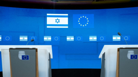 Estrado con las banderas de la Unión Europea e Israel.