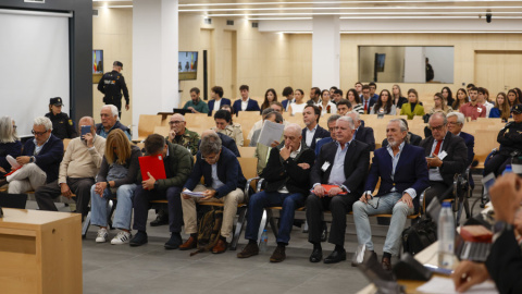 Francisco Correa (d), líder de la 'trama Gürtel', y Pablo Crespo (a su lado), su máximo colaborador, en la Audiencia Nacional.