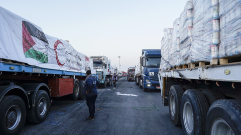 Camiones con ayuda humanitaria hacen fila para entrar en el cruce fronterizo de Rafah.