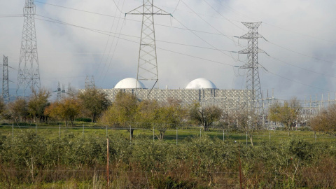 Vista de la central nuclear de Almaraz. Vista de la central nuclear de Almaraz.