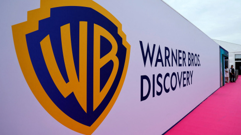 El logo de Warner Bros Discovery, en el Festival Internacional de Creatividad Cannes Lions, en Cannes (Francia).