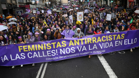 Cientos de personas durante la manifestación convocada por la Comisión 8M por el Día de la Mujer, a 8 de marzo de 2025, en Madrid (España).