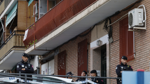43caaa844e538e68c02cf0275d2a27e30096fd98 Varios agentes de la Policía escoltan en de Vallecas un nuevo intento de desalojo.