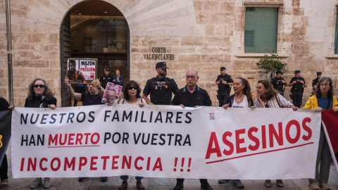 (Foto de ARCHIVO) Varias personas con pancartas, durante una concentración para pedir la dimisión de Mazón, frente a Les Corts Valencianes, a 23 de septiembre de 2025, en Valencia, Comunidad Valenciana (España). La Asociación de Víctimas Dana 29 de Octubr (Foto de ARCHIVO)Varias personas con pancartas, durante una concentración para pedir la dimisión de Mazón, frente a Les Corts Valencianes, a 23 de septiembre de 2025, en Valencia, Comunidad Valenciana (España). La Asociación de Víctimas Dana 29 de Octubre 2024 ha convocado una concentración en el exterior de Les Corts para exigir la renuncia de Mazón y para “volver a alzar la voz de la dignidad, la memoria y la reivindicación de verdad, justicia y reparación”. La manifestación tiene lugar mientras dentro de Les Corts se lleva a cabo el primer Debate de Política General tras la dana.Jorge Gil / Europa Press23 SEPTIEMBRE 2025;ASESINOS;MAZON A PRISION;MAZON DIMISION23/9/2025
