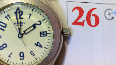 cambio-horario-octubre-espana Un reloj marca las dos junto a la fecha en la que se cambiará la hora el fin de semana.