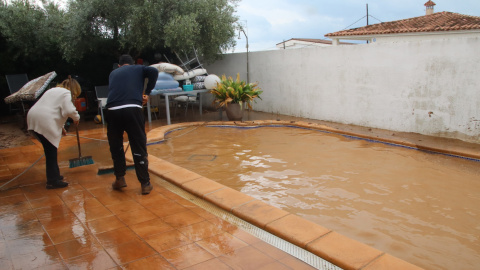Un pati d'una casa afectat per l'aigua a l'urbanització Terramar d'Alcanar