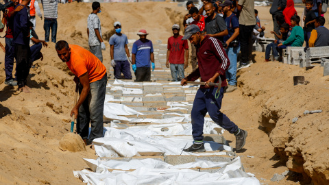 Muertos-Gaza-Entierro Palestinos entierran en un cementerio colectivo cuerpos no identificados de rehenes en Israel durante la guerra, en Deir Al-Balah, en el centro de la Franja de Gaza.
