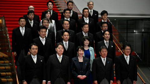 La flamante primera ministra de Japón, Sanae Takaichi (en el centro, en la primera fila) posa con los miembros de su gabinete en Tokio. La flamante primera ministra de Japón, Sanae Takaichi (en el centro, en la primera fila) posa con los miembros de su gabinete en Tokio.