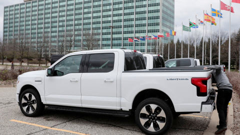 Un modelo de la camioneta eléctrica Ford F-150 Lightning, frente a la sede mundial de Ford en Dearborn (Michigan, EEUU).