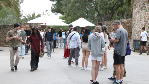 Turistes fent cua a l'entrada del Park Güell