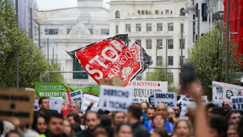 EuropaPress_6626662_decenas_personas_manifestacion_vivienda_atocha_abril_2025_madrid_espana Un cartel de 'stop desahucios' en una manifestación por la vivienda.