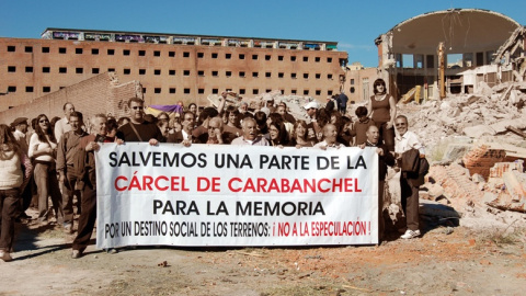 Protesta durante la demolición de la Cárcel de Carabanchel, en octubre del año 2008.