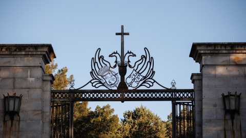 (Foto de ARCHIVO)Entrada del Valle de Cuelgamuros, a 24 de abril de 2023, en San Lorenzo de El Escorial, Madrid (España). Los restos mortales del fundador de Falange, José Antonio Primo de Rivera, son exhumados hoy del Valle de Cuelgamuros y reubicados en el cementerio de San Isidro en Madrid. Será su quinto entierro desde que fue fusilado tras ser juzgado por las autoridades republicanas en 1936 en la cárcel de Alicante, hace 86 años. La exhumación coincide con su 120 cumpleaños. Su familia solicitó la salida de Primo de Rivera antes de que el Valle se convirtiera en cementerio civil con la entrega en vigor de la Ley de Memoria Histórica.Alejandro Martínez Vélez / Europa Press24 ABRIL 2023;VALLE DE LOS CAIDOS;VALLE DE CUELGAMUROS;QUINTO ENTIERRO;ENTIERRO;EXHUMACIÓN;FALANGE;FRANQUISMO;FUSILAMIENTO;1936;PRIMO DE RIVERA;FUNDADOR24/4/2023