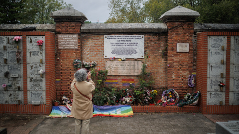 EuropaPress_5541701_mujer_fotografia_placa_conmemorativa_trece_rosas_homenaje_victimas Imagen de archivo de la placa conmemorativa de las Trece Rosas durante un homenaje a las víctimas del franquismo.