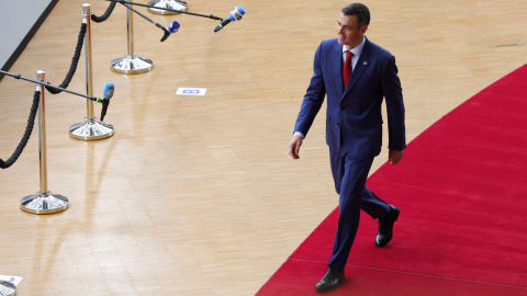 El presidente del Gobierno español, Pedro Sánchez, asiste a la cumbre de líderes de la Unión Europea en Bruselas, Bélgica, el 23 de octubre de 2025. REUTERS/Yves Herman