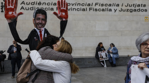 (Foto de ARCHIVO)Familiares de las víctimas de la DANA durante una concentración en las inmediaciones de la Ciudad de la Justicia de Valencia, donde han ido a declarar la exconsellera de Emergencias y el exsecretario del departamento, a 11 de abril de 2025, en Valencia, Comunidad Valenciana (España). La jueza acordó la citación de Pradas porque era la persona que el día de la riada tenía atribuida como máxima autoridad el proceso de adopción de medidas de autoprotección de la población y, respecto a Argüeso, por su "relevancia orgánica’’. Varias personas se han concentrado en las inmediaciones de la Ciudad de la Justicia para exigir justicia por las víctimas.Rober Solsona / Europa Press11 ABRIL 2025;DANA;RIADA;VICTIMAS;JUZGADOS;VALENCIA;JUICIO;CONDENA11/4/2025