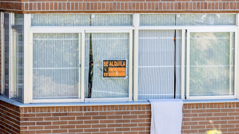 EuropaPress_6959101_cartel_anuncia_alquila_vivienda_16_septiembre_2025_madrid_espana_precio Un cartel que anuncia que se alquila una vivienda, en Madrid (España) el 16/9/2025.