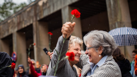 Dos mujeres conmemoran los 50 años de la Revolución de los Claveles a 25 de abril de 2024, en Santiago de Compostela