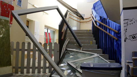 Les escales de l'escola Santa Creu d'Anglesola amb la trencadissa de finestres i vidres per l'impacte de la teulada del pavelló que ha volat pel fort vent