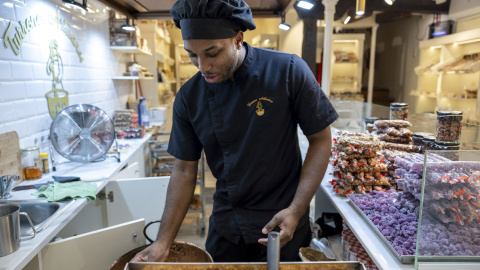 2b2793e831fa6138839781b0b1dfc1d45db5fb23 Un joven trabaja en una confitería en Toledo.