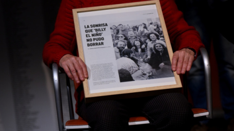 Felisa Echegoyen, víctima de torturas, sujeta el artículo que relata su historia. Acto “Supervivientes de la memoria” realizado por el periódico Público en diciembre de 2019.