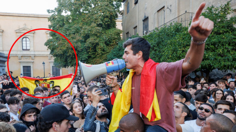 Vito Quiles ante la Facultad de Derecho de la Universidad de Granada.