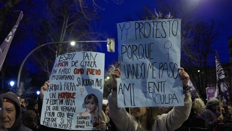 EuropaPress_5813694_dos_mujeres_sostienen_dos_carteles_manifestacion_convocada_comision_8m_dia (1) (Foto de ARCHIVO)Dos mujeres sostienen dos carteles durante la manifestación convocada por la Comisión 8M por el Día Internacional de la Mujer, a 8 de marzo de 2024, en Madrid (España). La Comisión 8M ha convocado esta protesta bajo el lema, ‘Patriarcado, Genocidios y privilegios, se acabó’ con el fin de alzar la voz contra las violencias machistas y ‘’no permitir ni un paso atrás en los derechos conquistados para todas y para todes’’. La marcha parte de Atocha para finalizar en la Plaza de Colón.Jesús Hellín / Europa Press08 MARZO 2024;DÍA DE LA MUJER;8F;MANI;MUJERES;FEMINISMO;SORORIDAD;FEMINISMO;08/3/2024