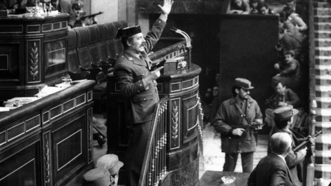 El ex teniente coronel de la Guardia Civil Antonio Tejero armado en el Congreso en el 23F.