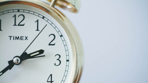 Recuerda atrasar el reloj esta noche: llega el horario de invierno