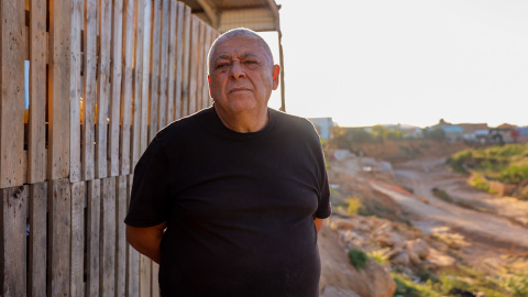 Jose Francisco Martínez Andreu, vecino de Torrent, desde los restos de su nave, justo encima del Barranco del Poyo.