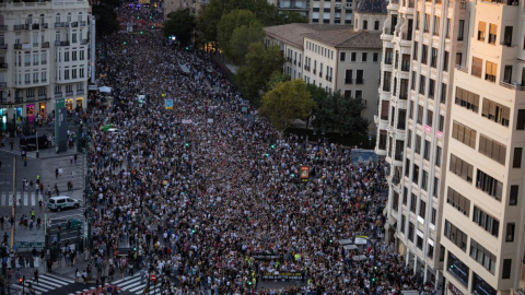 Vista aèria de la manifestació a València contra Carlos Mazón un any després de la Dana.