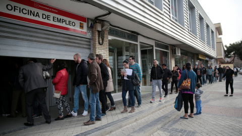 Una cola de personas esperando a entrar en una oficina de empleo, en Madrid. Una cola de personas esperando a entrar en una oficina de empleo, en Madrid.