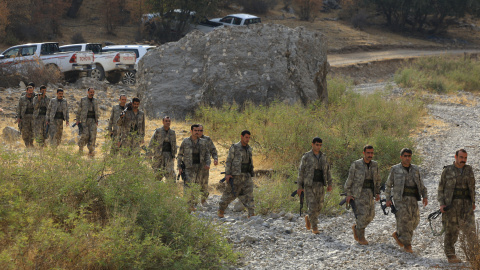 Combatientes del Partido de los Trabajadores del Kurdistán (PKK) caminan hacia una ceremonia de desarme.