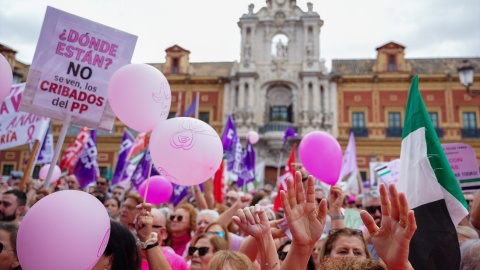 Imágenes de la concentración convocada por la asociación (Amama). A 26 de octubre de 2025 en Sevilla, Andalucía (España). La Asociación de Mujeres con Cáncer de Mama (Amama) convoca una concentración ante el Palacio de San Telmo para reclamar soluciones ante los fallos detectados en el programa andaluz de cribado del cáncer de mama y exigir una atención sanitaria más eficaz y transparente.Francisco J. Olmo / Europa Press26/10/2025