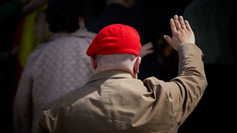 Saludo franquista EP Un hombre hace el saludo franquista en una imagen de archivo.