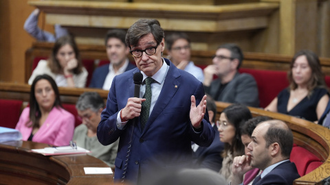 Fotografía de archivo del president de la Generalitat, Salvador Illa, durante un pleno en el Parlament de Catalunya, a 22 de octubre de 2025, en Barcelona, Catalunya (España). El pleno del Parlament de ese miércoles y jueves llevará a debate dos decretos ley del Govern: el que crea un Fondo Extraordinario Adicional 2025 para los Entes Locales y el que amplía las actuaciones que se pueden financiar con el Fondo de Transición Nuclear.David Zorrakino / Europa Press22/10/2025