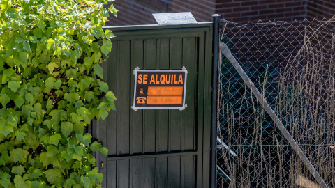 Un cartel que anuncia que se alquila una vivienda, a 16 de septiembre de 2025, en Madrid (España).