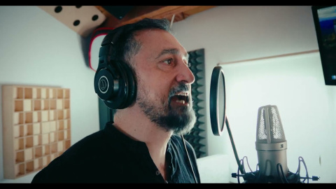 FELIU VENTURA - Quan el cel es tornà negre (videoclip) Quan el cel es tornà negre – Feliu Ventura amb La Maria, Noèlia Titana, Miquel Gil, Pep Botifarra i Vicent Torrent.
Amb la col·laboració de La Maria, Noèlia Llorens "Titana", Miquel Gil, Pep Gimeno "Botifarra" i Vicent Torrent
Escolta "Quan el cel es tornà negre a totes les plataformes": https://celnegre.ppf.cat
A totes les persones afectades per la DANA.
Aquesta cançó naix de la indignació i vol ser abraçada i memòria.
Tot esperant justícia i reparació.
SPOTIFY: https://open.spotify.com/artist/5Mvf1DjQ6BQ5CKra8wDDqG
APPLE MUSIC: https://music.apple.com/us/artist/feliu-ventura/161546415
YOUTUBE: https://www.youtube.com/@feliuventura1908
INSTAGRAM: @feliuventura
FACEBOOK: https://www.facebook.com/Feliu.Ventura.Oficial
WEB: https://feliuventura.cat/
Música i Lletra: Feliu Ventura
Edició: Tourmalet
Imatges estudi: Rafa P Carpio
Imatges Dana: Tourmalet
Agraïments a Barret Cooperativa
Producció, gravació i mescla: Genís Ibañez
Viola de roda: Abel Garcia
Postisses i percusió: Maria Camañez
Guitarra: Carles Rodenas
Teclats i Sintetitzadors: Genís Ibañez.
Bateria: Edu Olmedo (a Hive Recording Studio)
Mastering: Víctor Garcia (Estudis Ultramarinos)
Correcció de textos: Carla Gonzàlez
Coordinació: Neualcarrer.coop
Editat per Propaganda pel fet! www.ppf.cat
Gravat a Xàtiva l'any 2025.
Lletra
"QUAN EL CEL ES TORNÀ NEGRE"
Se’ns va fer de nit als ulls
quan el cel es tornà negre
aquell 29 d'octubre que mai més
no sabrem oblidar.
Una història escrita en fang que amb la pluja no esborrarà.
Pense en la Plana d'Utiel,
l’Horta Sud i la Ribera
i la Foia de Bunyol, on sona un nom
que és ara ja un malson.
Quan el cel es tornà negre.
Serà el president del fang,
ni honorable ni excel·lència,
que amb hores d'indiferència
va deixar tirat el seu país.
Una història escrita en fang que amb la pluja no esborrarà.
Ho anunciaven sàvies veus
i ells van fer com qui sent ploure,
i sense saber-se moure
van deixar morir la nostra gent.
Quan el cel es tornà negre.
Vindrà la claror
que sacseja l’aire:
l’antiga dansà
que remou les brases.
Hi ha una història al fang
que sembla adormida,
però és la llavor
per a fer-la vida.
S’apagaren tantes veus
que es buidaren les paraules
i a poc a poc les omplirem de motius
per a seguir avant.
Quan el cel es tornà negre.
Els veïns desemparats,
braç a braç i poble a poble,
van haver de fer la crida
demanant tot el suport comú.
Una història escrita en fang que amb la pluja no esborrarà.
Van vindre de tot arreu,
governaven les graneres
perquè foren les primeres d’arribar
desobeint-ho tot.
Una història escrita en fang que amb la pluja no esborrarà.
El relat ja és ben sabut,
prepareu granera nova
perquè encara queda molt per a agranar
i farem falta tots!
Una història escrita en fang que amb la pluja no esborrarà.
Quan el cel es tornà negre.