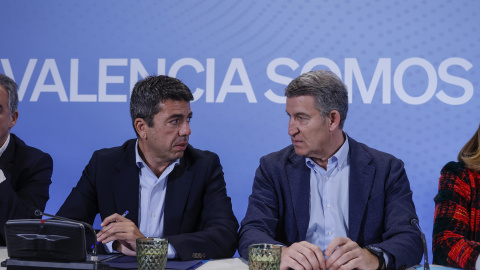 Carlos Mazón y Alberto Núñez Feijóo durante un encuentro de trabajo con alcaldes y cargos del PP de Valencia en el Hotel Turia, a 9 de enero de 2025, en Valencia.