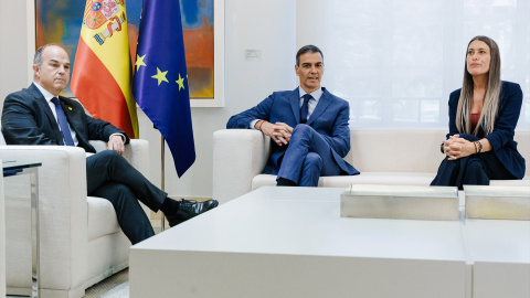 El secretario general de Junts, Jordi Turull; el presidente del Gobierno, Pedro Sánchez, y la portavoz del Grupo Parlamentario Junts, Miriam Nogueras, durante un encuentro, en el Palacio de La Moncloa, a 17 de junio de 2025 El secretario general de Junts, Jordi Turull; el presidente del Gobierno, Pedro Sánchez, y la portavoz del Grupo Parlamentario Junts, Miriam Nogueras, durante un encuentro, en el Palacio de La Moncloa, a 17 de junio de 2025