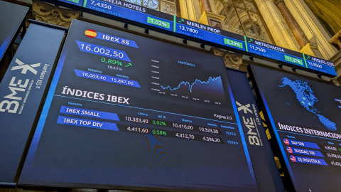 Un panel muestra los 16.000 puntos alcanzados este lunes por el Ibex.