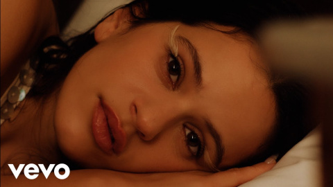 ROSALÍA - Berghain (Official Video) feat. Björk & Yves Tumor Video oficial de 'Berghain'
Listen & Download https://ROSALIA.lnk.to/Berghain
'LUX' Out Nov 7 https://www.rosalia.com/
LYRICS:
(Alemán)
Seine Angst ist meine Angst
Seine Wut ist meine Wut
Seine Liebe ist meine Liebe
Sein Blut ist mein Blut
Die Flamme dringt in mein Gehirn ein
wie ein Blei-Teddybär
ich bewahre viele Dinge in meinem Herzen auf
deshalb ist mein Herz so schwer
Seine Angst ist meine Angst
Seine Wut ist meine Wut
Seine Liebe ist meine Liebe
Sein Blut ist mein Blut
(Español)
Yo sé muy bien lo que soy
ternura pa’l café
solo soy un terrón de azúcar
Sé que me funde el calor
sé desaparecer
cuando tú vienes es cuando me voy
(Alemán)
Seine Angst ist meine Angst
Seine Wut ist meine Wut
Seine Liebe ist meine Liebe
Sein Blut ist mein Blut
(Inglés)
Björk
This is divine intervention
The only way to save us is through divine
intervention
The only way I will be saved is through divine
intervention
Yves Tumor
I’ll fuck you till you love me
I’ll fuck you till you love me
I’ll fuck you till you love me
Till you love me
Till you love me
Till you love me
Till you love me
Till you love me
Love me
Till you
Till you love me
I’ll fuck you till you love me
I’ll fuck you till you love me
Love me
Love me
Love me
Love me
CREDITS:
Director - Nicolas Méndez
Produced by CANADA
Creative Direction - Rosalía Vila Tobella & Pilar Vila
Executive Producer - Victor Mata
Producer - María Rubio
Managing Partner - Alba Barneda
Head of Music Videos - Callum Harrison
DOP - Max Pittner
Production Designer - Andy Kelly
Stylist - Jose Carayol
Assistant Stylist - Misha Davis
Assistant Stylist - Helena Contreras
Make up - Isabella Ching
Hair – Serpiente
Editor - Carlos Font Clos
Assistant Editor - Bernat Udina
Postproduction Coordinator - Marina M. Campomanes
Grading - Metropolitana
CGI/VFX - El Ranchito
VFX/Online - Alvaro P. Posadas & Marta Castillo @ CANADA
Additional VFX - David Gomez @ Only Postproduction, Metropolitana
Sound Mix - Xevi Studio
Commissioner - Saul Levitz
CAST
Jeweller - Krzysztof Konrad
Doctor - Beata Rynkiewicz-Zaborowska
Choir FEs - Michelle He, Poonam Chauhan, Jeff Baruani, Kitson Olanga, Oliwier Konrad, Victoria Emmanuel Macpepple
Orchestra Coordinator - Aleksander Zwierz
Conductor - Jakub Zwierz
LOCAL CREW 247xRADIOAKTIVE
Executive Producer - Kate Galytska
Producer - Elena Rožukaité
Production Manager - Agnieszka Dragan
Production Coordinator - Ola Stankiewicz
Production Assistant - Andrew Shpak
PA/ Chaperone Glam Team/Label - Melania Sroka
Chaperone Visiting Crew - Magda Kepa
Chaperone Artist - Michalina Ferencz
Talent Coordinator | Prep - Ania Pastuszak
Talent Coordinator Assistants - Gosia Kowalewska, Martyna Kapral
1st AD - Przemek Krawczyk
2nd AD - Katarzyna Wisniowska
Location Manager - Olga Zaborowska
Set Manager - Remik Kubiak
Production Designer - Jędrek Kowalski
Set Dresser - Maria Dziewanowska-Kowalska
Props Master - Mateusz Zakrzewski
Props on set - Filip Karczmarczyk
Props Assistants - Martin Idzik, Karol Rębalski, Adam Wąsiel, Jan Magnuszewski, Piotr Lis
Set Construction - Tomasz Trybulski Graphic - Katarzyna Trzcinska Palenga
Camera operator - Jan Konikowski 1st AC - Marcin Studniarek, Pawel Zelsko
2nd AC - Antek Luc
DIT - Marcin Boguszewski, Robert Krzyzewski
Video Assistant/VTR - Mikolaj Przywara
Grip - Przemek Libermann, Marcin Bębnista, Jarosław Bajer
Grip Ronin - Paweł Zapisek
Gaffer - Misha Shashko
Best Boy - Yevhenii Malik
Spark - Bartosz Baprawski, Andrii Linnik, Robert Kwiecień, Mateusz Gawęda, Sebastian Zurek, Lukasz Cichecki
Sound - Pawel Trabicki
Hair&Make up Artist - Izabela Andrys
Hair&Make up Artist Assts. - Justyna Zaranek, Kasia Lewandowska
Costume Designer - Emilia Czartoryska
Costume Designer Assistant - Martyna Pawlik