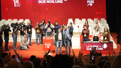 El secretario general del PSOE de Extremadura, Miguel Ángel Gallardo (i), y el secretario general del PSOE y presidente del Gobierno, Pedro Sánchez (d), durante la clausura del 15º Congreso del PSOE de Extremadura, en el Palacio de Congresos de Plasencia, El secretario general del PSOE de Extremadura, Miguel Ángel Gallardo (i), y el secretario general del PSOE y presidente del Gobierno, Pedro Sánchez (d), durante la clausura del 15º Congreso del PSOE de Extremadura, en el Palacio de Congresos de Plasencia, a 19 de enero de 2025