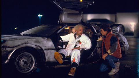 El DeLorean, la máquina del tiempo (Universal Pictures) Los personajes de Marty McFly y Doc en un DeLorean en la película de 'Regreso al futuro'.