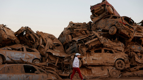 Coches apilados en Paiporta tras la DANA.