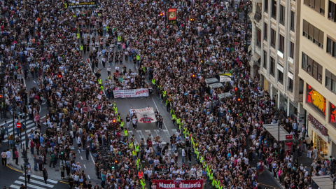 Imagen panorámica de cientos de personas con pancartas pidiendo la dimisión de mazón.