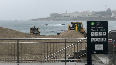 Dos excavadoras acumulan arena en la duna artificial de la playa de Riazor, el pasado martes en A Coruña.