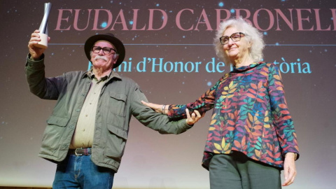 Carbonells Mary Nash lliura el Premi d'Honor de la Història a Eudald Carbonell.